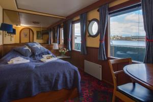 Cabin on Boat with Private Bathroom - Sea View room in Den Röda Båten