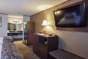 Two-Bedroom Suite - Lake View room in Best Western Plus Dockside Waterfront Inn