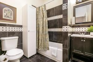 Spacious 4BD Luxury Penthouse with Balcony