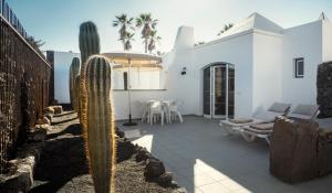 Calle Gramillo 5, 35500 Puerto del Carmen, Lanzarote, Spain.