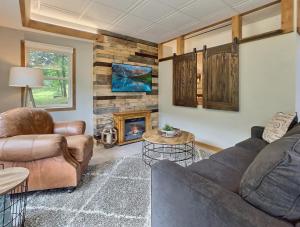 The Maples Apt - King Bed, Pet Friendly, Beautiful Views