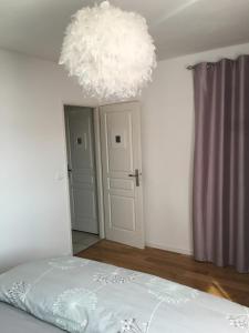 B&B / Chambres d'hotes Chambres dans villa avec piscine : Chambre Double Deluxe (2 Adultes + 1 Enfant) - Non remboursable