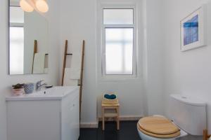 Typical Light Filled Graça Apt w AC, By TimeCooler