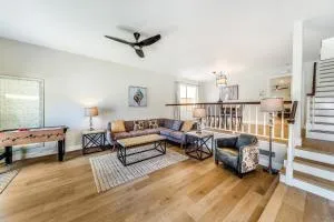 Remodeled 4 bdrm with AC, Jacuzzi, foosball, bikes, roof top deck, Steps to beach shopping and dining - 亨廷顿海滩