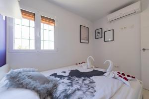 SEA VIEW 2BR TOPLOCTAION Heated pool 5 min to beach