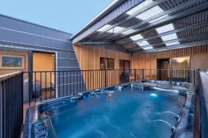 Containment Accommodation - سوانسي