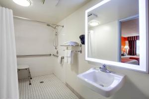 Deluxe Queen Room - Disability Access/Non-Smoking room in Howard Johnson by Wyndham Vero Beach/I-95