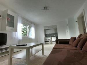 Moderne helle 2,5 Zimmer Wohnung mit großem Bad und Küche in Tro