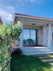 Casa con jardín al lado de Playa Hío