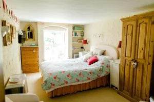 Cosy Cottage ground floor bedroom ensuite with private entrance - Sidlesham