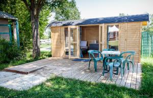 Lodges Camping de Tournus - Drole de cabane : photos des chambres