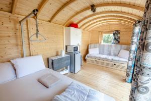 Lodges Camping de Tournus - Drole de cabane : photos des chambres