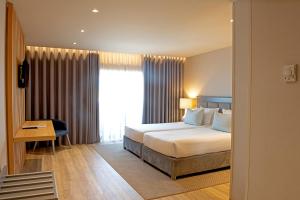 Double or Twin Room with Lateral Sea View room in Hotel Cristal Vieira Praia & Spa