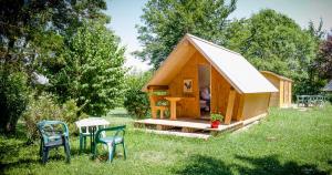 Lodges Camping de Tournus - Drole de cabane : photos des chambres