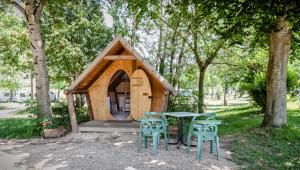 Lodges Camping de Tournus - Drole de cabane : Chambre Familiale