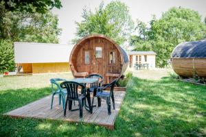 Lodges Camping de Tournus - Drole de cabane : Chambre Familiale Standard