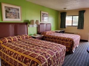 Double Room with Two Double Beds - Smoking room in Rodeway Inn Apopka