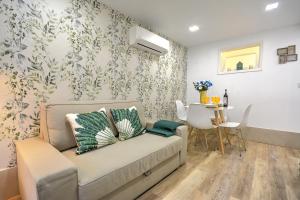 Traditional Apartment with a Terrace, AC and Fast Internet