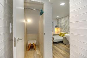 Traditional Apartment with a Terrace, AC and Fast Internet