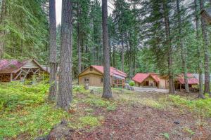 Three Bedroom House room in Mountains Are Calling Cabin & Guest Cottage