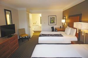 Deluxe Double Room with Two Double Beds - Mobility/Hearing Accessible with Roll-In Shower - Non-Smoking room in Days Inn by Wyndham Gainesville Florida