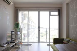 Spacious and Well Appointed 2BR @ Gateway Pasteur Apartment By Travelio