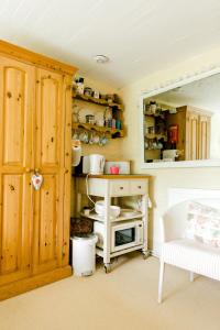 Cosy Cottage ground floor bedroom ensuite with private entrance