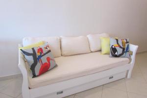 Lindo apto de 2 quartos e 2 banheiros sociais no Barramares com comércio próximo, piscina, quadras, parquinhos, brinquedoteca, empréstimo de cadeiras e barracas de praia como cortesia, condomínio em frente à praia, apartamento limpíssimo, com t