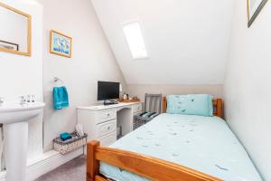 Small Single Room with Shared Bathroom room in The Ravensbourne Hotel