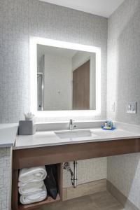 Holiday Inn Express & Suites Dallas North - Addison by IHG