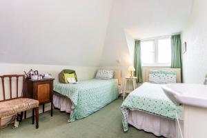 Twin Room with Shared Bathroom room in The Ravensbourne Hotel