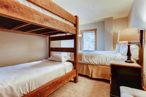 Premier Red Hawk Lodge 2 Br-Walk To Slopes-Kids Ski Free Condo