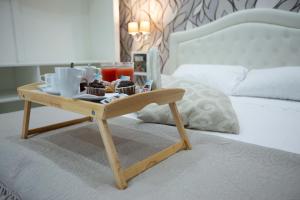 Habitación con cama extragrande y bañera de hidromasaje