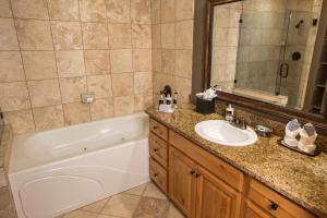 Canyons Village Location Oversized Deck Off