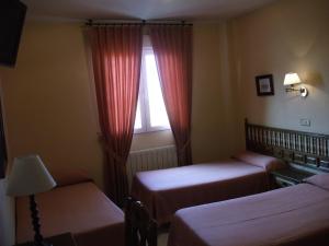 Triple Room room in Hostal Alfonso VI