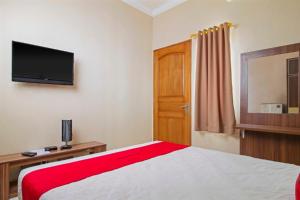 RedDoorz Syariah near Mercu Buana University