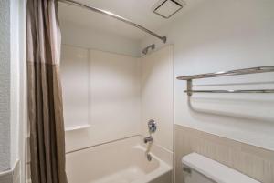 Deluxe King Room - Non-Smoking room in Motel 6-Houston, TX - Brookhollow