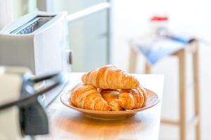 Renovated Sunny Apartment with Amazing Sunset Balcony , By TimeCooler