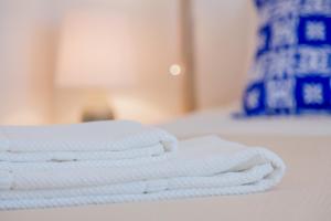 Renovated Sunny Apartment with Amazing Sunset Balcony , By TimeCooler