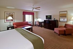 King Studio Suite - Non-Smoking room in Baymont by Wyndham Litchfield