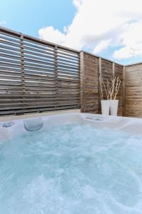 Appartements PEACE&LOFT: JACUZZI & TERRASSE : photos des chambres