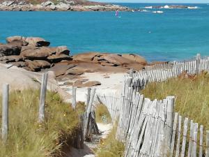 Maisons de vacances les roches du Cabellou 150M de la mer : photos des chambres