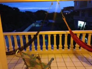 Tonsupa A 2 cuadras Del Mar Parqueo Cocina Piscina Reserva con anticipo - 阿塔卡梅斯