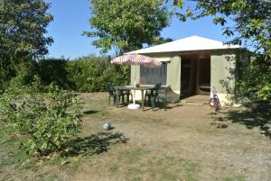 Campings Camping d'Autun : Tente Équipée sans Salle de Bains et Toilettes - 4 Personnes