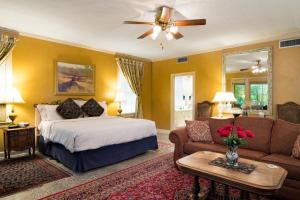 Deluxe King Suite room in The Stockade Bed and Breakfast