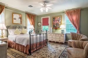 Deluxe King Suite room in The Stockade Bed and Breakfast