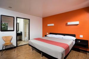 Deluxe King Room - Non-Smoking room in Motel 6-Costa Mesa CA - Newport Beach