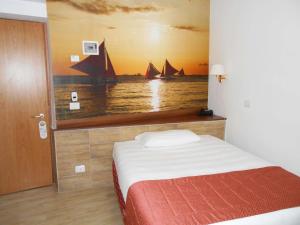 Economy Single Room with French Bed room in Hotel Riviera Airport Sure Hotel Collection by Best Western