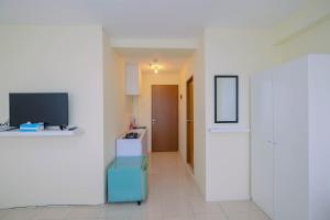 Tifolia Studio Apartment with Double Bed near LRT Station By Travelio