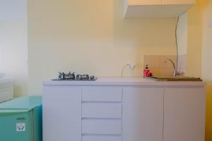 Tifolia Studio Apartment with Double Bed near LRT Station By Travelio